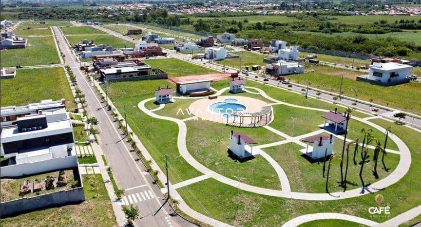 Vista aérea do empreendimento com piscina — Terreno à venda no Cidade Universitária, em Camobi, Santa Maria/RS