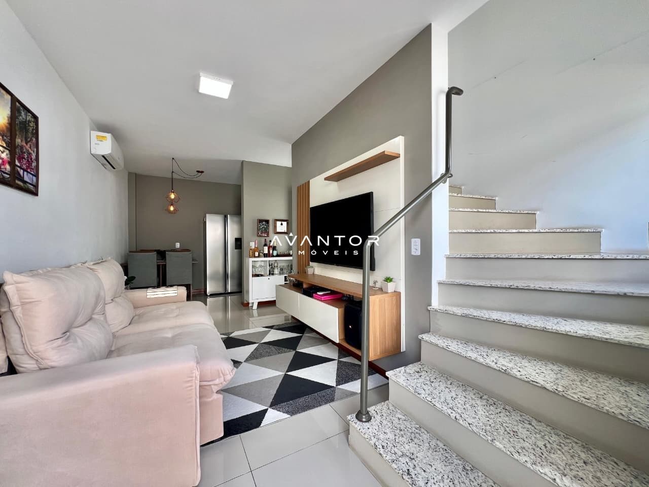 Sala de estar integrada com escadas — Casa com 2 quartos à venda no Residencial Pio x, em Pinheiro Machado, Santa Maria/RS