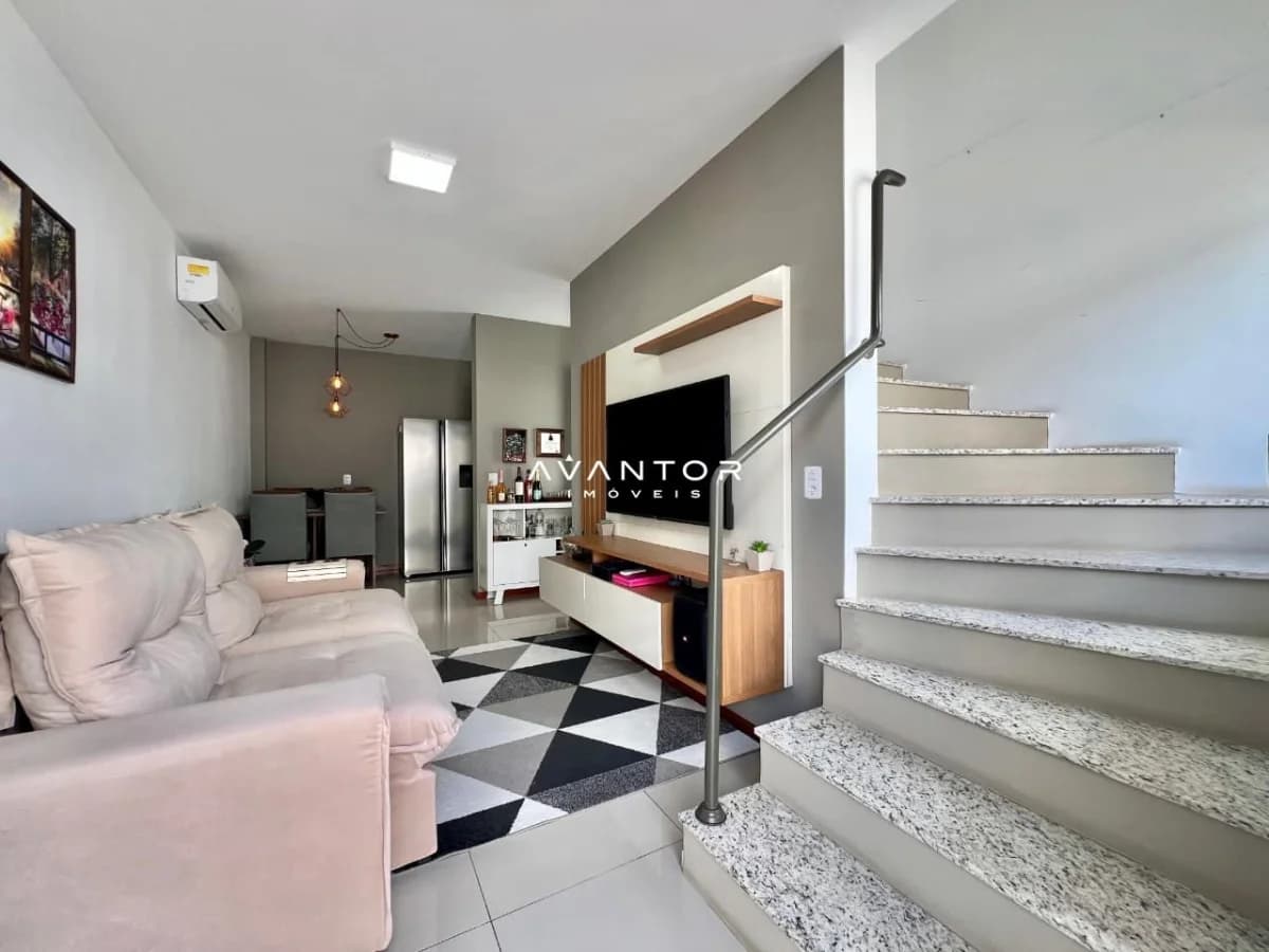 Sala de estar integrada com escadas — Casa com 2 quartos à venda no Residencial Pio x, em Pinheiro Machado, Santa Maria/RS