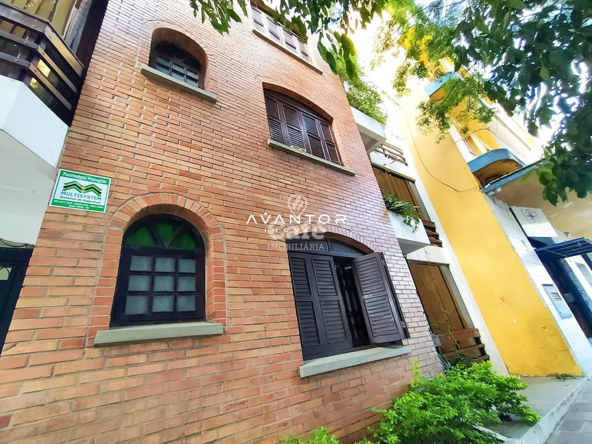 Fachada da casa com tijolos aparentes — Apartamento com 2 quartos à venda no Edificio Camilla, em Centro, Santa Maria/RS