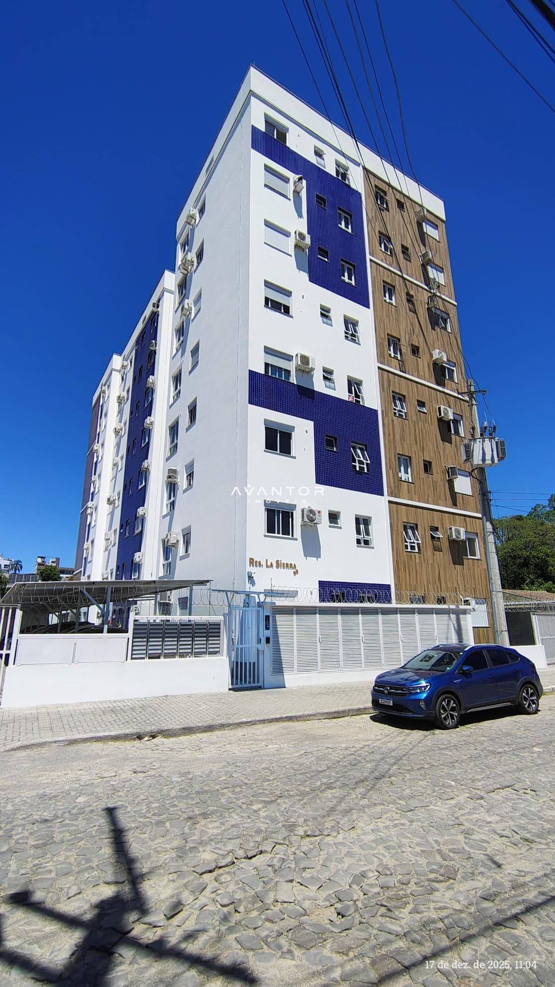 Fachada do prédio com acabamento em azul e branco — Apartamento com 2 quartos à venda em Nossa Senhora das Dores, Santa Maria/RS