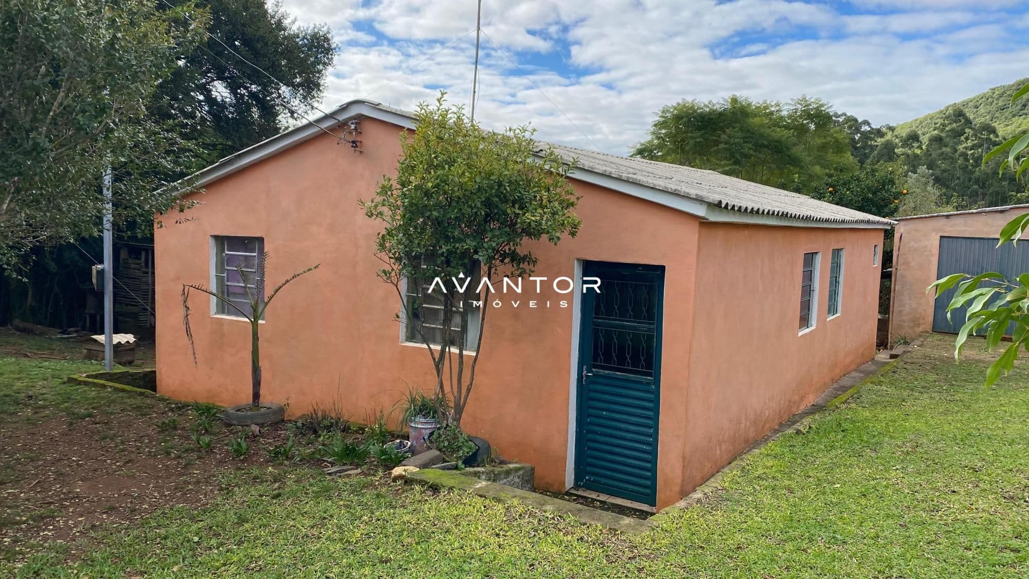 Fachada da casa com porta azul — Chácara com 3 quartos à venda em Caçapava do Sul, Caçapava do Sul/RS