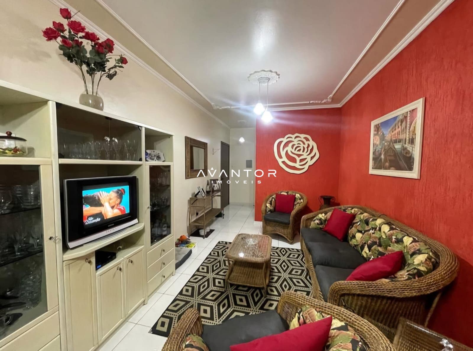 Sala de estar com parede vermelha — Apartamento com 2 quartos à venda em Cassino, Rio Grande/RS