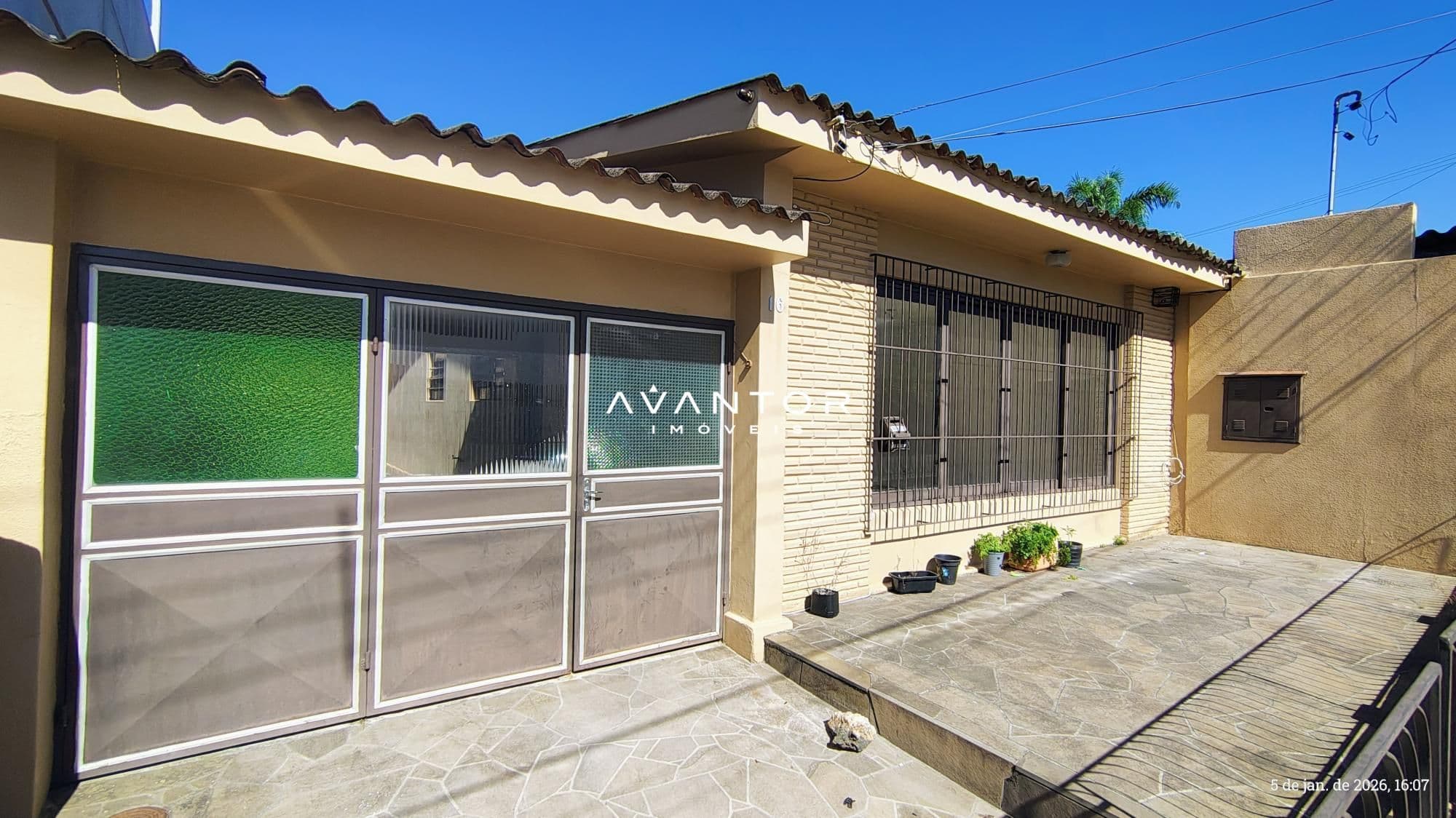Fachada da casa com garagem e pátio — Casa com 3 quartos à venda em Passo D'Areia, Santa Maria/RS