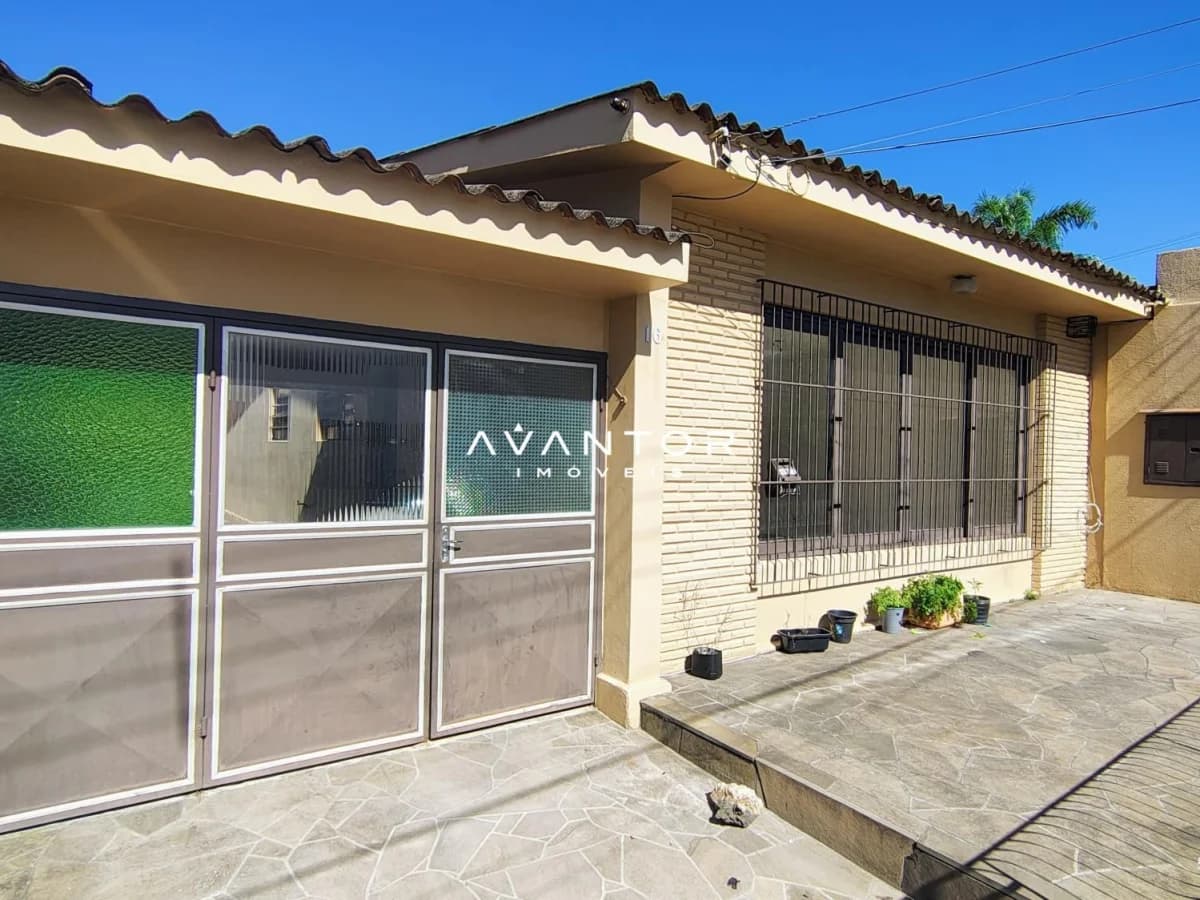 Fachada da casa com garagem e pátio — Casa com 3 quartos à venda em Passo D'Areia, Santa Maria/RS