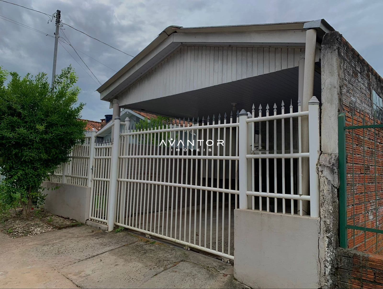 Fachada da casa com garagem — Casa com 2 quartos à venda em Camobi, Santa Maria/RS
