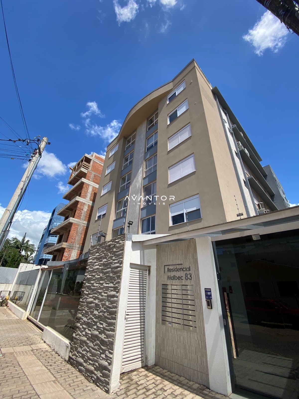 Fachada do prédio com entrada principal — Apartamento com 1 quarto à venda no Residencial Malbec, em Camobi, Santa Maria/RS