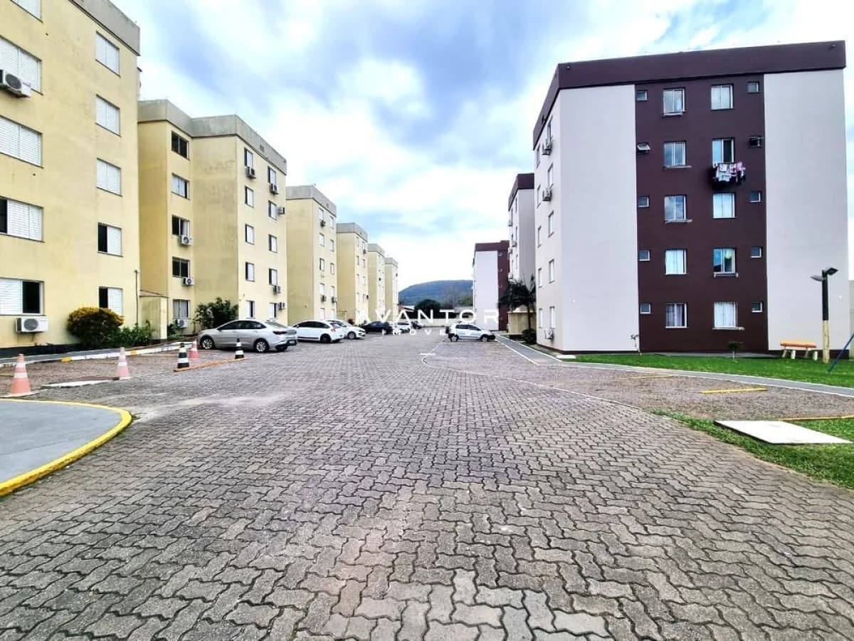 Fachada do condomínio com pátio — Apartamento com 2 quartos à venda no Residencial Araçá, em Camobi, Santa Maria/RS
