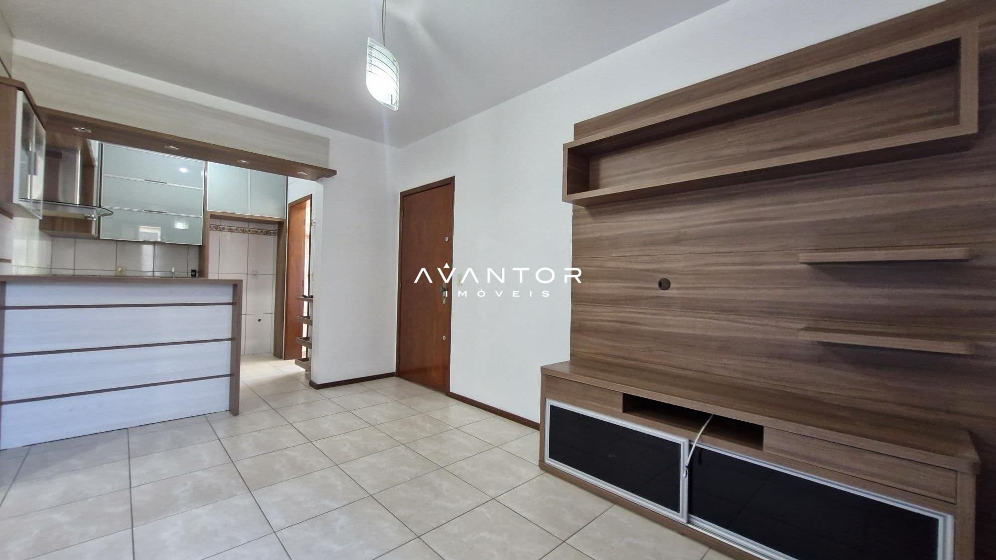 Sala de estar com painel de madeira — Apartamento com 2 quartos à venda no Residencial Bonez, em Camobi, Santa Maria/RS