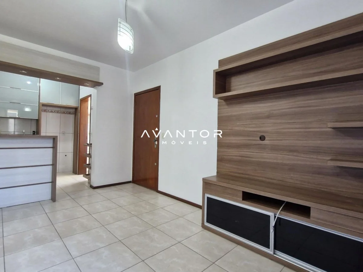 Sala de estar com painel de madeira — Apartamento com 2 quartos à venda no Residencial Bonez, em Camobi, Santa Maria/RS