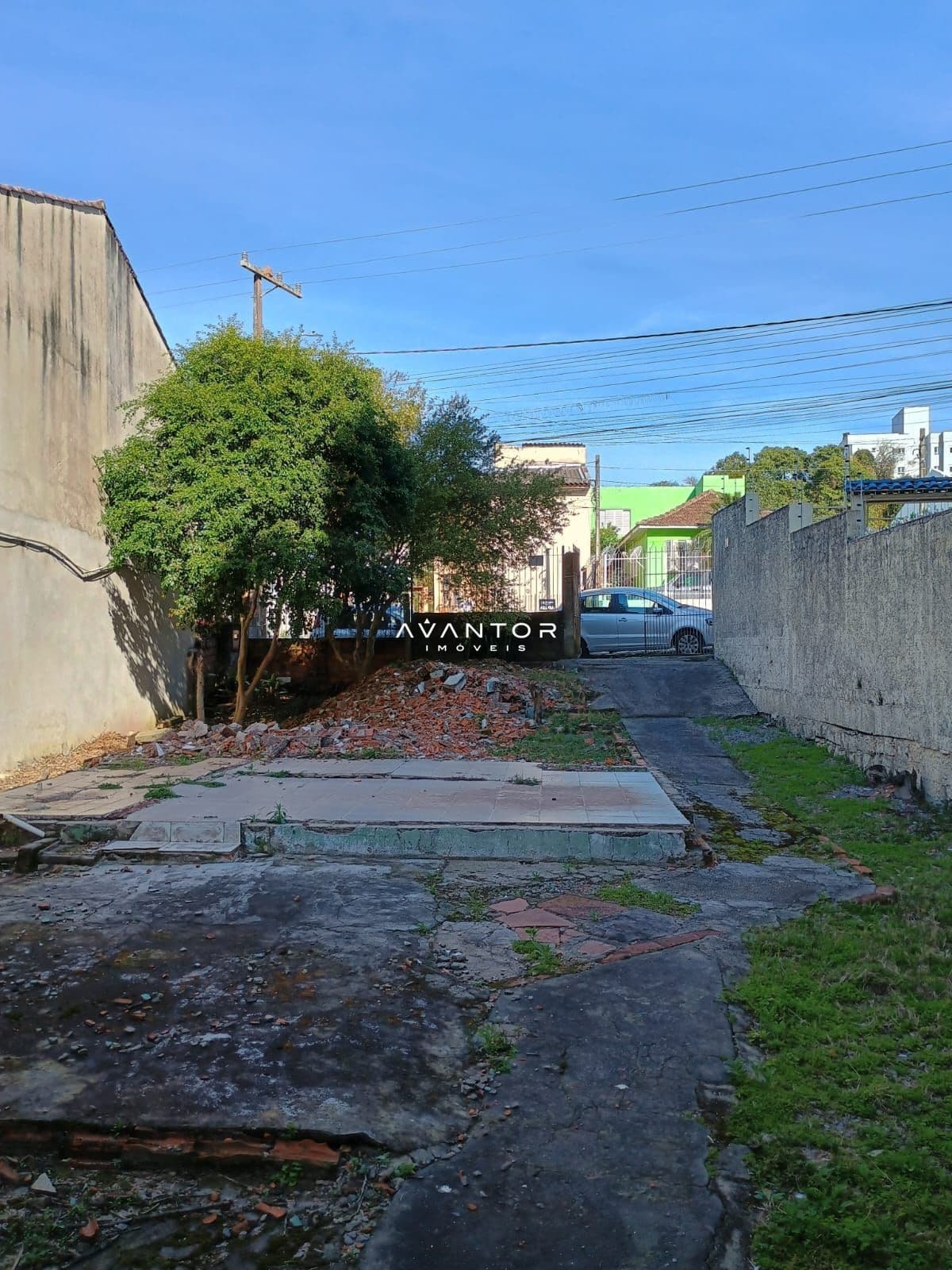 Terreno com acesso lateral — Terreno à venda em Nossa Senhora de Lourdes, Santa Maria/RS