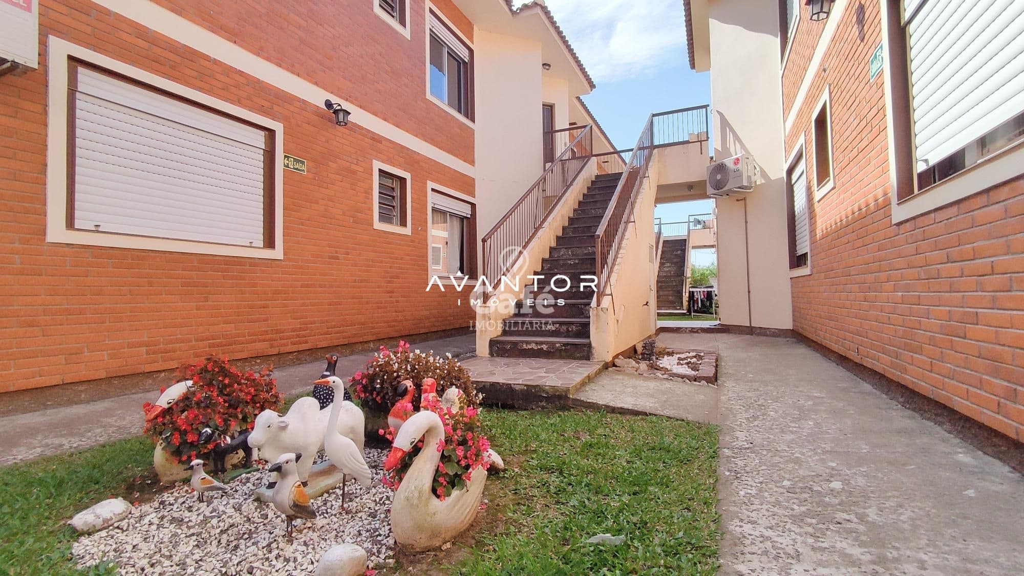Pátio interno com acesso às escadas — Apartamento com 1 quarto à venda em Pinheiro Machado, Santa Maria/RS