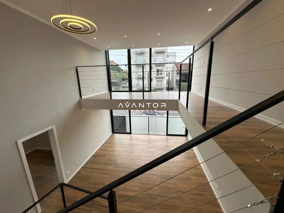 Hall de entrada com mezanino e pé-direito duplo — Casa com 4 quartos à venda em Nossa Senhora de Lourdes, Santa Maria/RS