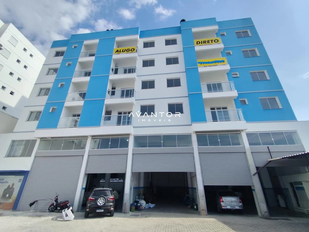 Fachada do prédio com garagens — Apartamento com 1 quarto para alugar no Residencial Vô Nelci, em Camobi, Santa Maria/RS