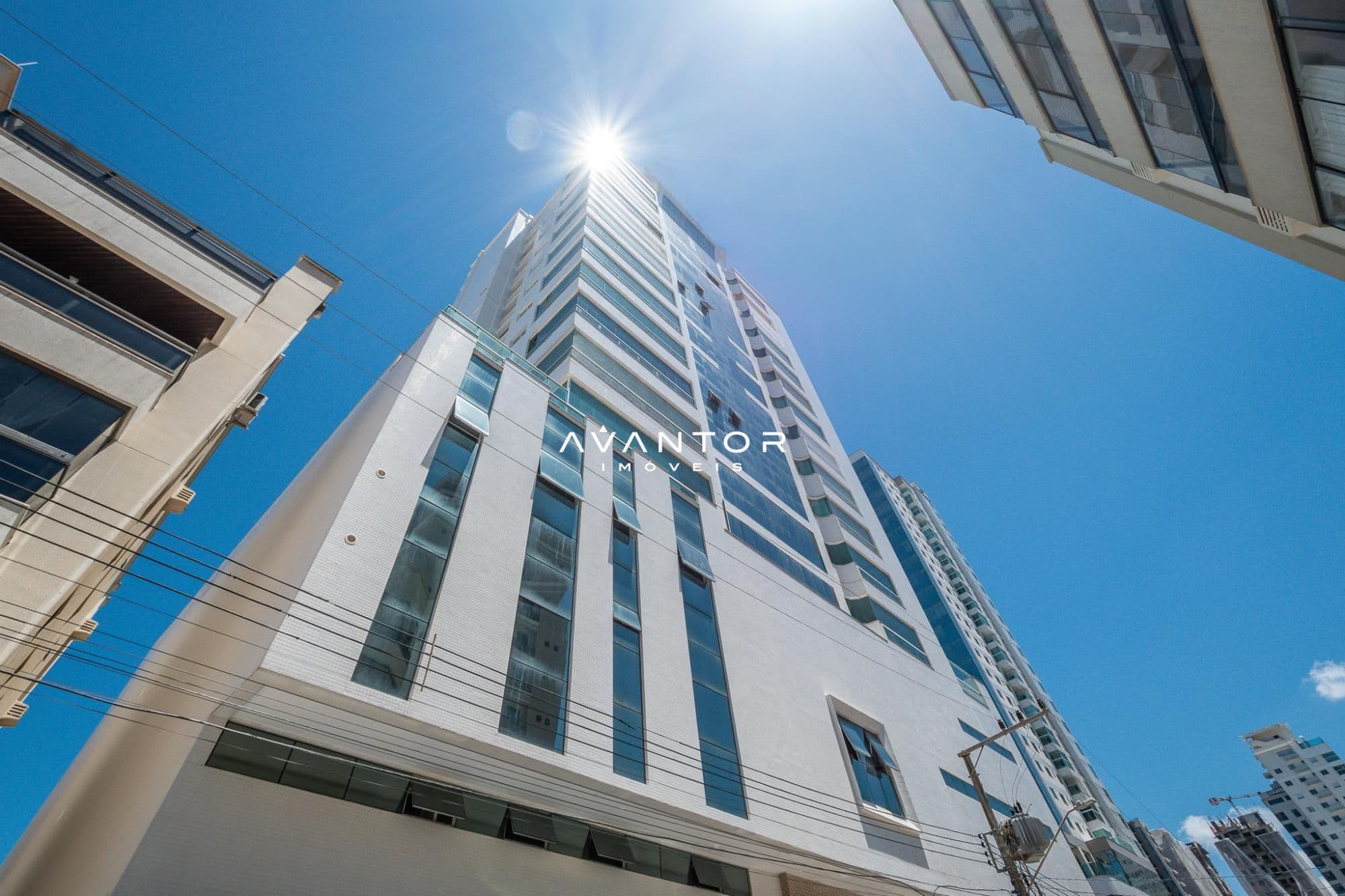 Fachada do prédio vista de baixo para cima — Apartamento com 4 quartos à venda em Meia Praia, Itapema/SC