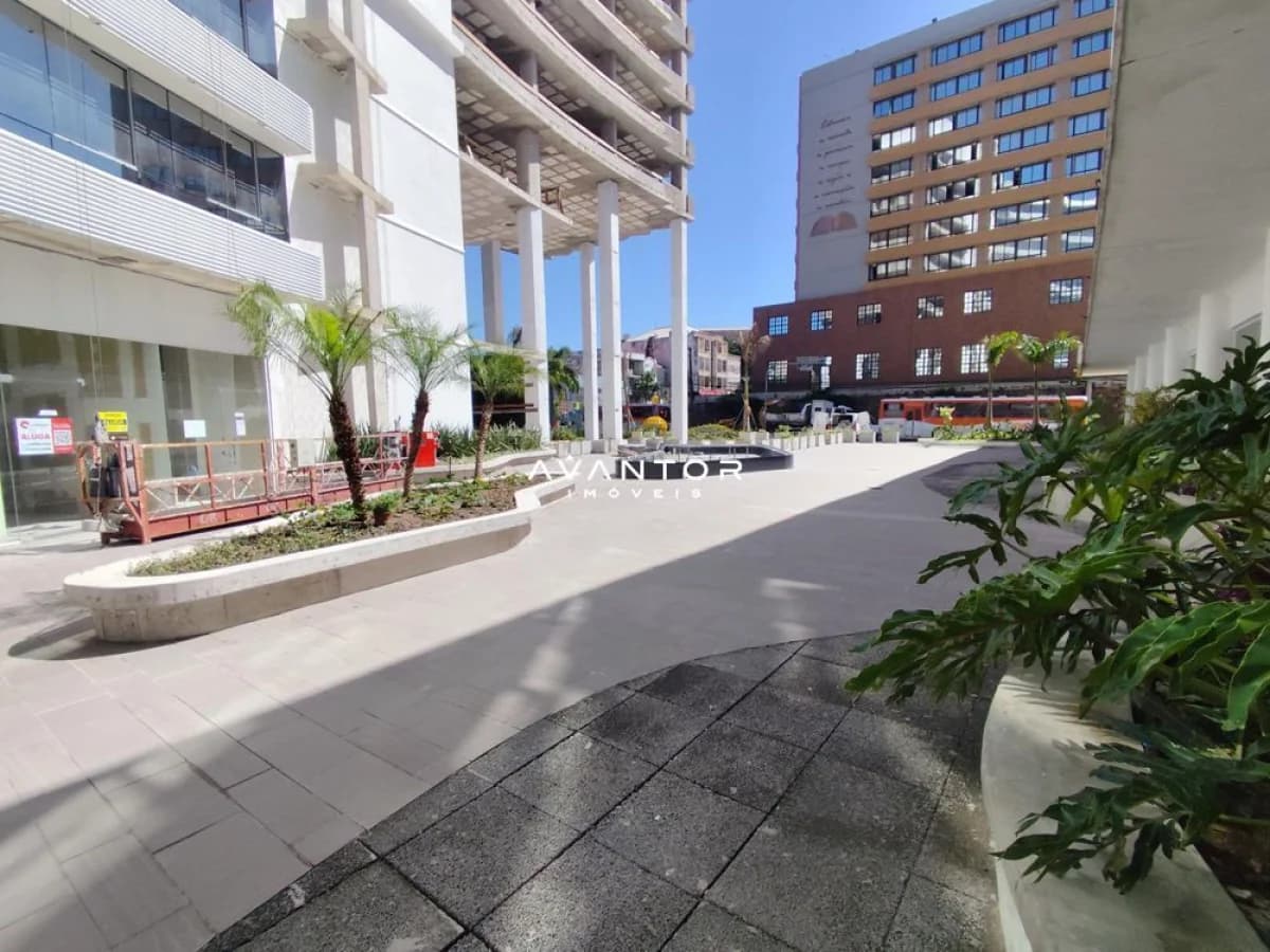 Pátio interno com área de circulação — Sala Comercial à venda no Residencial Cristo Rei, em Centro, Santa Maria/RS