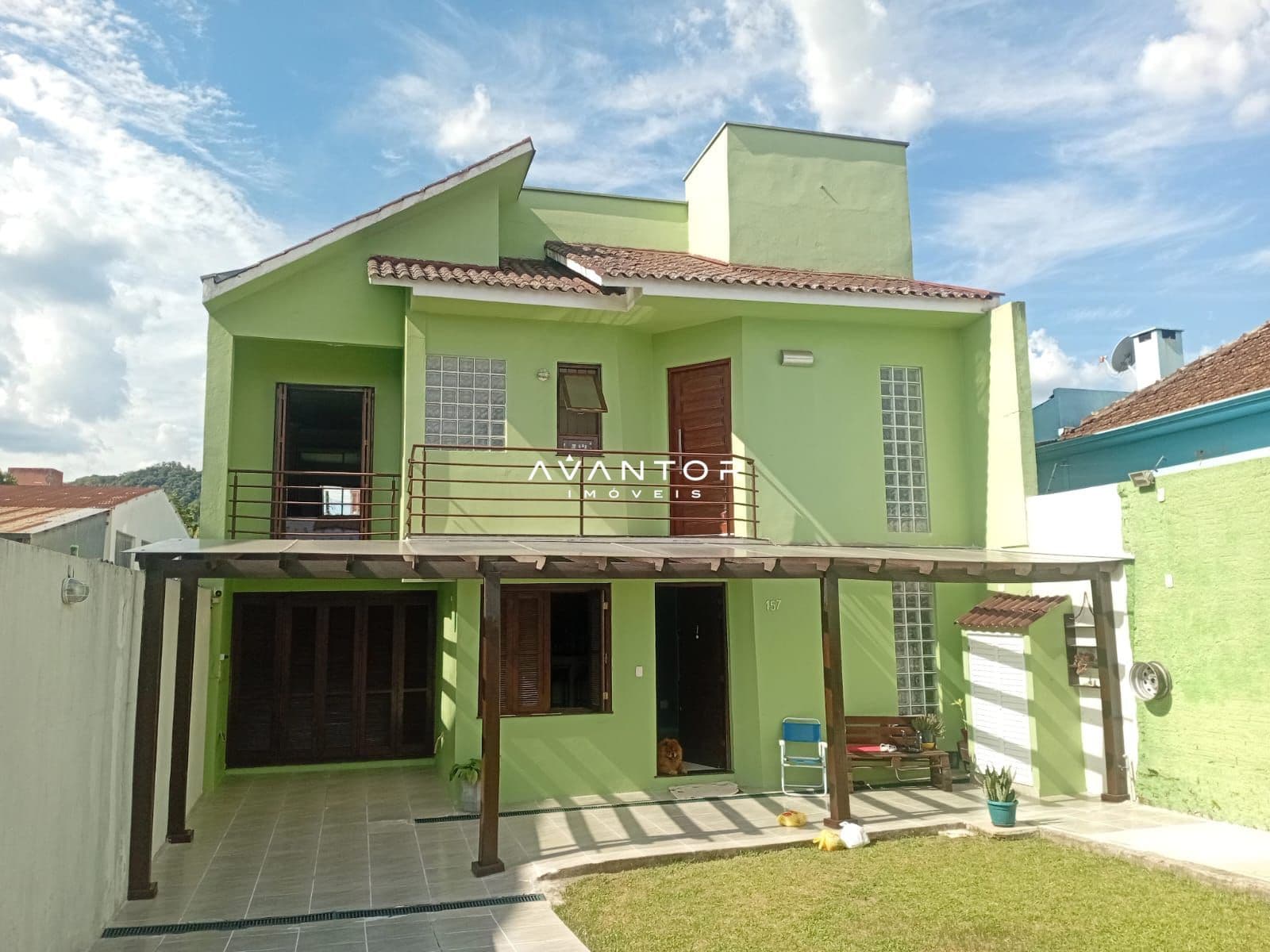 Fachada da casa com sacada e garagem — Casa com 3 quartos à venda em Nossa Senhora do Perpétuo Socorro, Santa Maria/RS