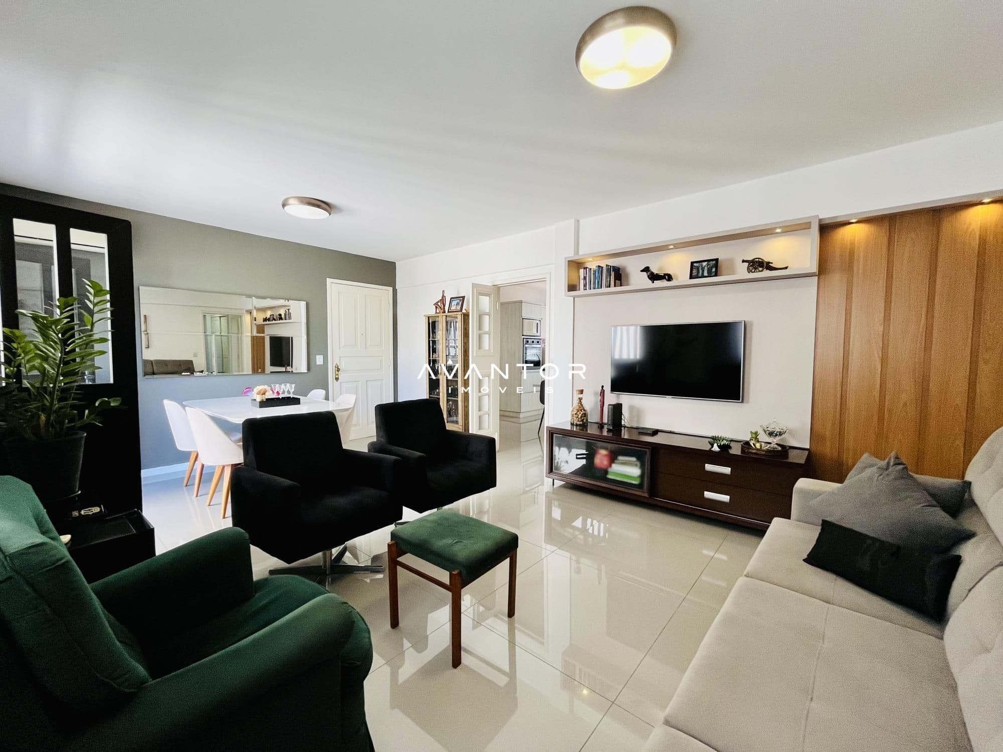 Sala de estar integrada com sofás e TV — Apartamento com 4 quartos à venda no Edifício Continental, em Bonfim, Santa Maria/RS