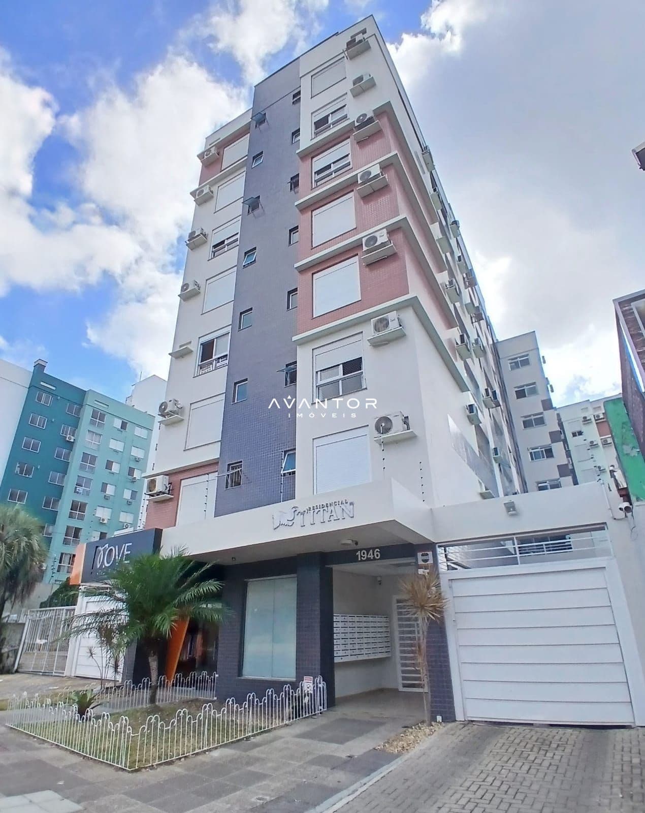 Fachada do prédio com entrada — Apartamento com 3 quartos à venda em Nossa Senhora das Dores, Santa Maria/RS