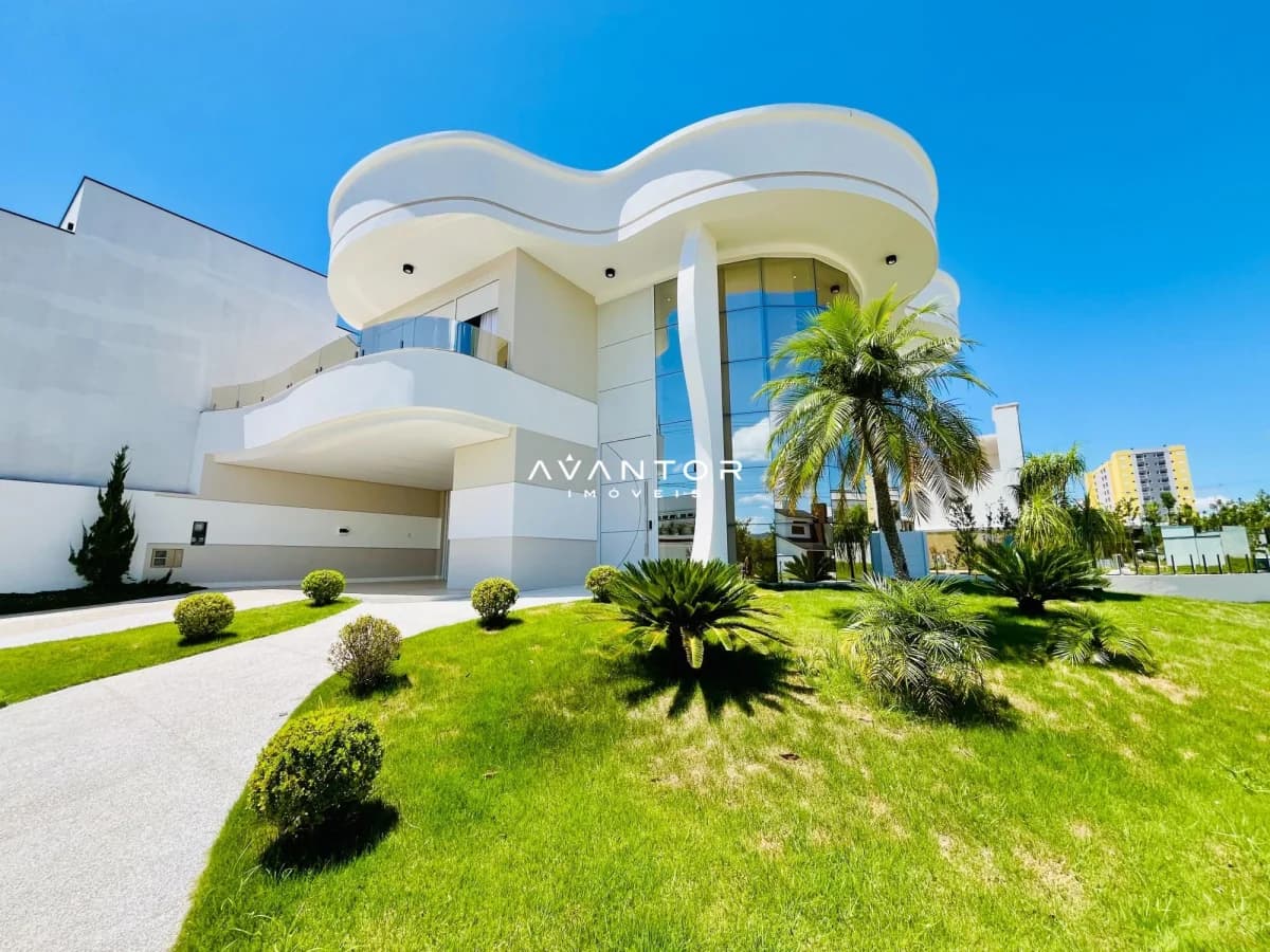 Fachada da casa com piscina e jardim — Casa com 4 quartos à venda no Condomínio Bauhaus, em Camobi, Santa Maria/RS