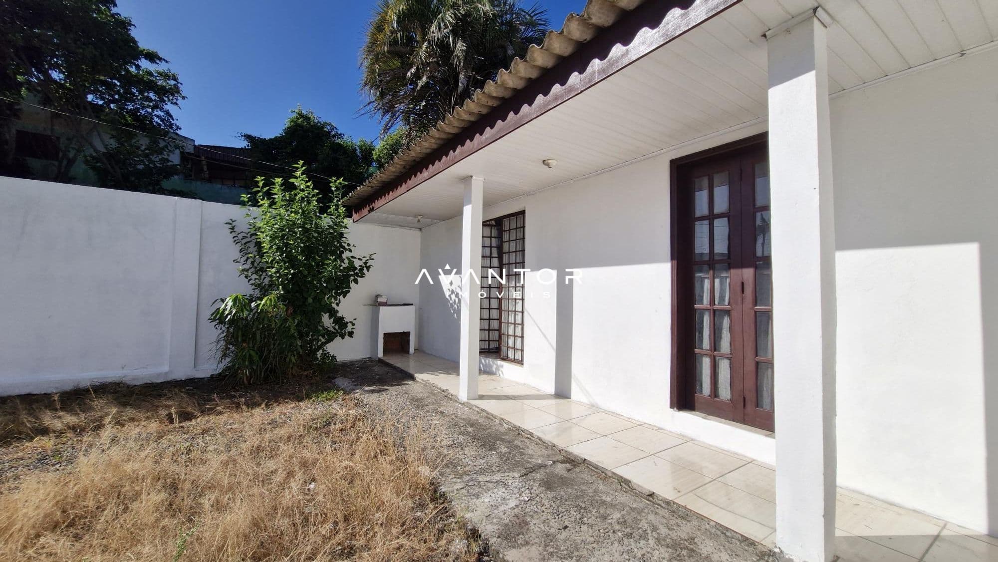 Pátio com acesso à casa — Casa com 1 quarto à venda em Nossa Senhora Medianeira, Santa Maria/RS
