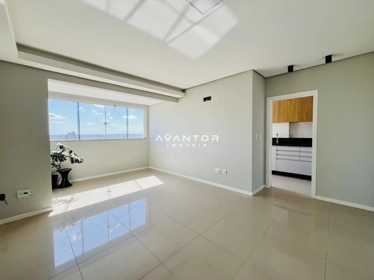 Sala de estar com cozinha integrada — Cobertura com 4 quartos à venda no Residencial Emmanuel, em Bonfim, Santa Maria/RS