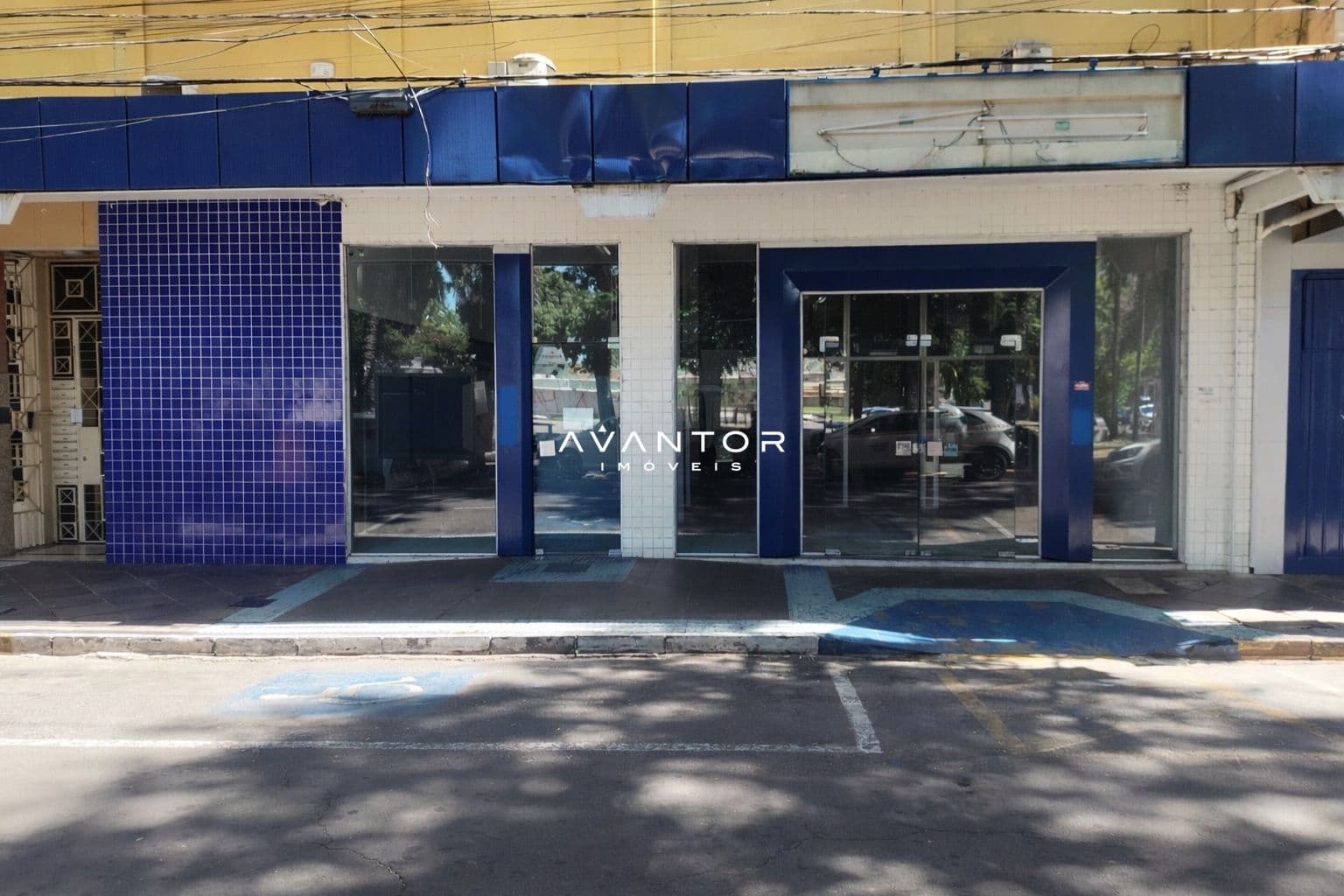 Prédio Comercial com 8 salas para alugar em Centro, Santa Maria/RS