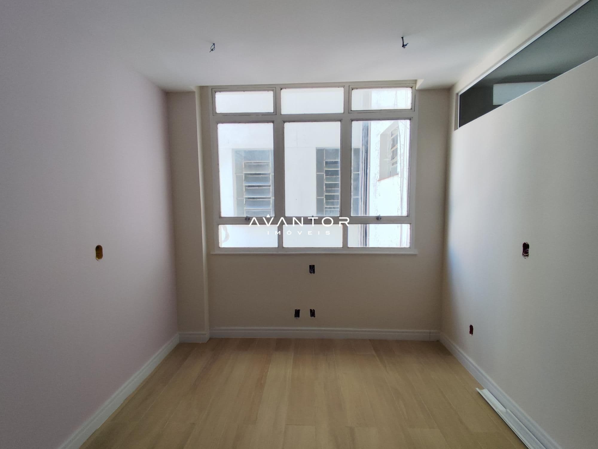 Dormitório com janelas amplas e vista externa — Sala Comercial com 1 sala para alugar em Centro, Santa Maria/RS