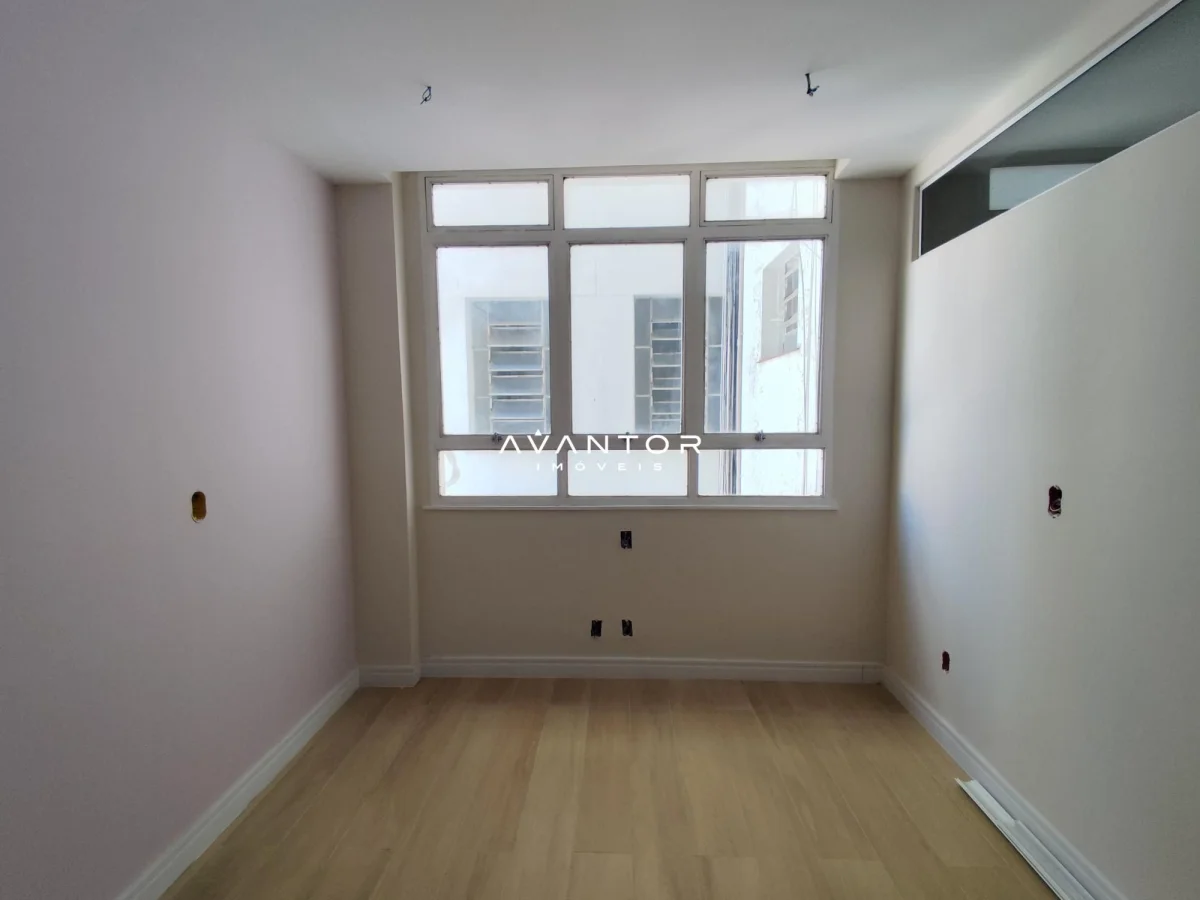 Dormitório com janelas amplas e vista externa — Sala Comercial com 1 sala para alugar em Centro, Santa Maria/RS