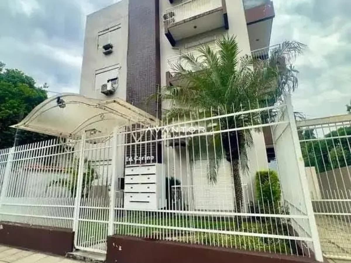 Fachada da casa com garagem e portão — Apartamento com 2 quartos à venda em Nossa Senhora Medianeira, Santa Maria/RS