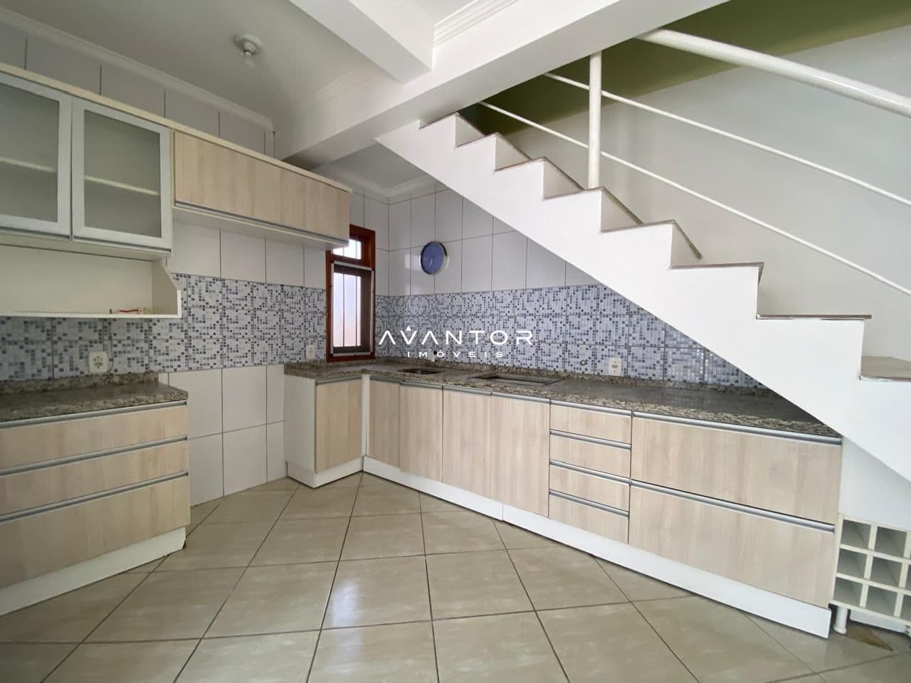Cozinha com armários planejados e escada — Casa com 2 quartos à venda em São João, Santa Maria/RS