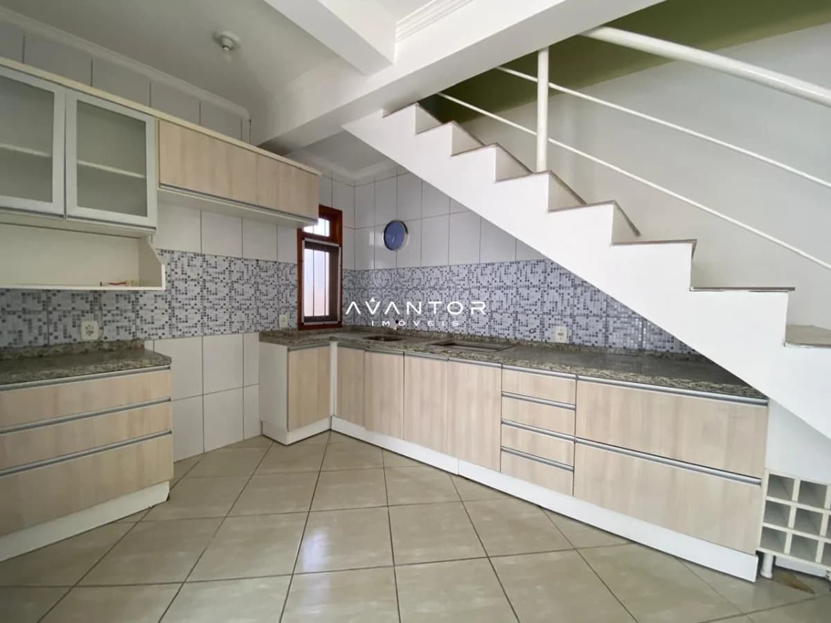 Cozinha com armários planejados e escada — Casa com 2 quartos à venda em São João, Santa Maria/RS