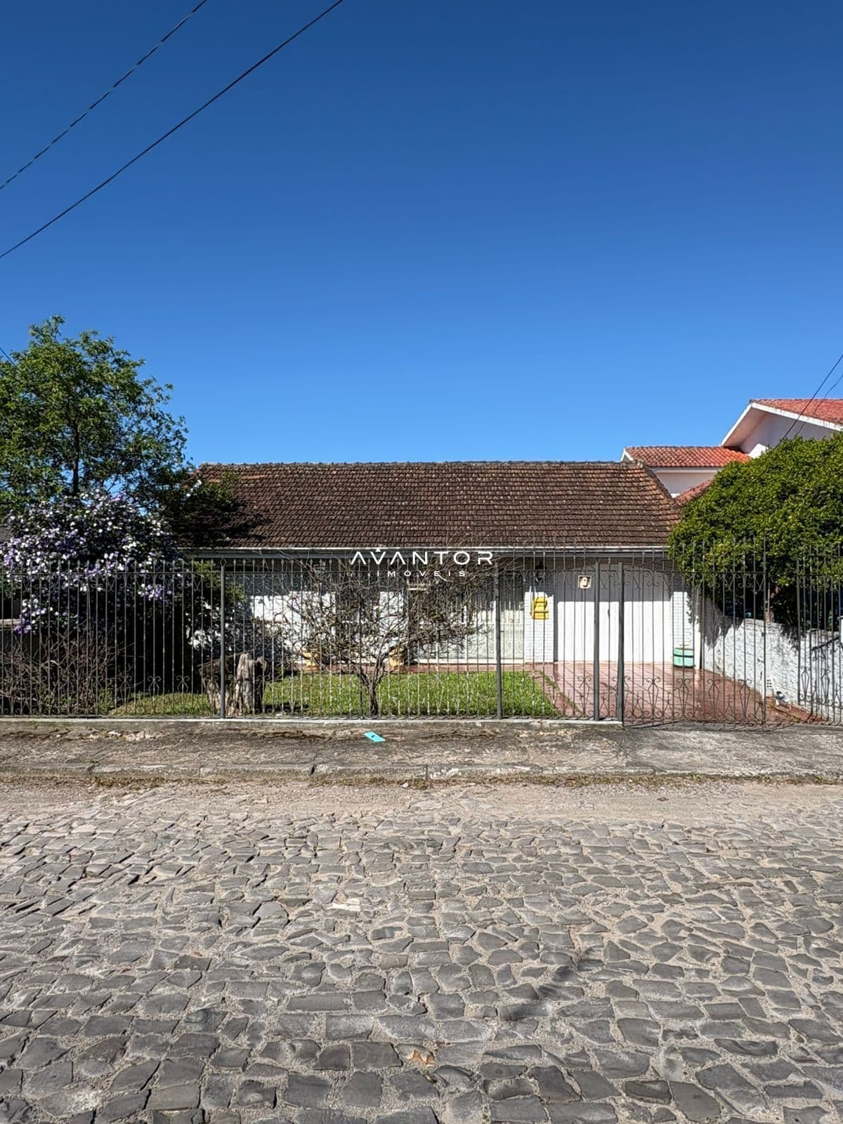 Fachada da casa com garagem — Casa com 4 quartos à venda em Pé de Plátano, Santa Maria/RS