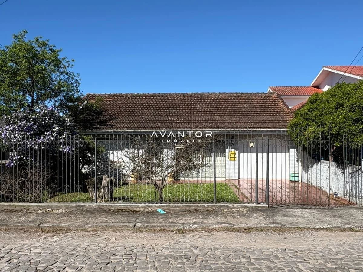 Fachada da casa com garagem — Casa com 4 quartos à venda em Pé de Plátano, Santa Maria/RS