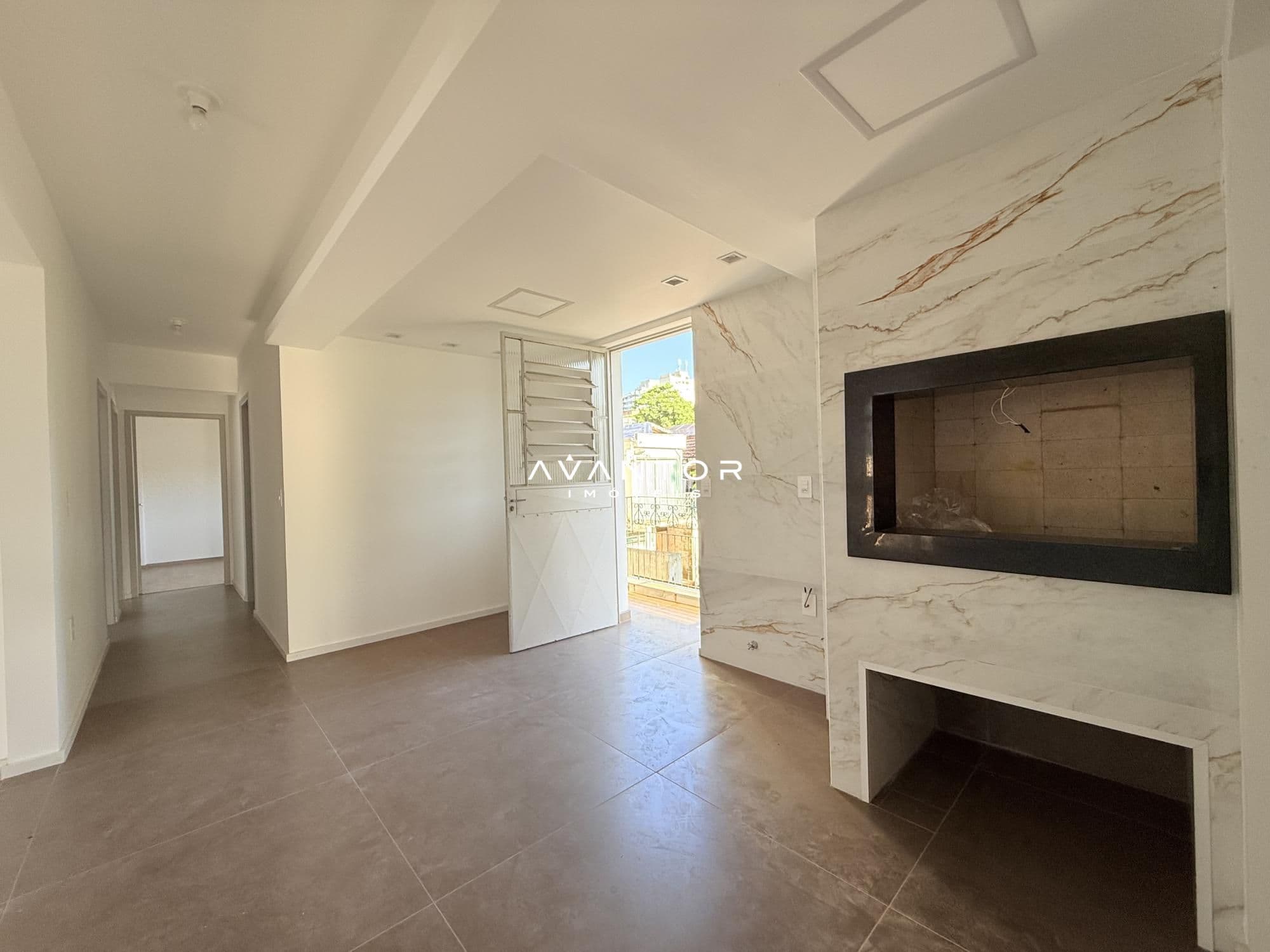 Sala com painel para TV e acesso à sacada — Apartamento com 3 quartos à venda em Centro, Santa Maria/RS
