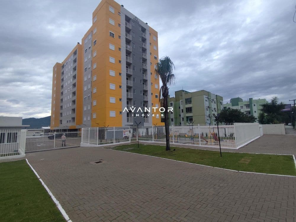Fachada do prédio com pátio — Apartamento com 2 quartos à venda no Residencial Vila Di Siena, em Camobi, Santa Maria/RS