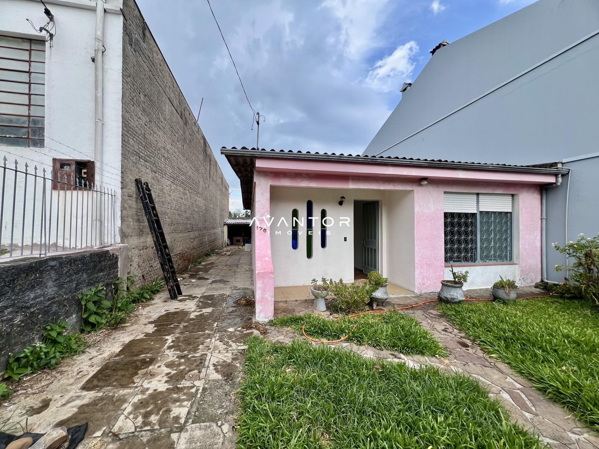 Fachada da casa com pátio frontal — Casa com 4 quartos à venda em Nossa Senhora Medianeira, Santa Maria/RS