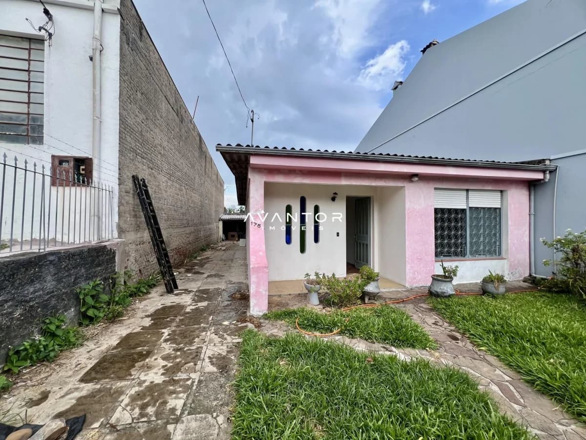 Fachada da casa com pátio frontal — Casa com 4 quartos à venda em Nossa Senhora Medianeira, Santa Maria/RS