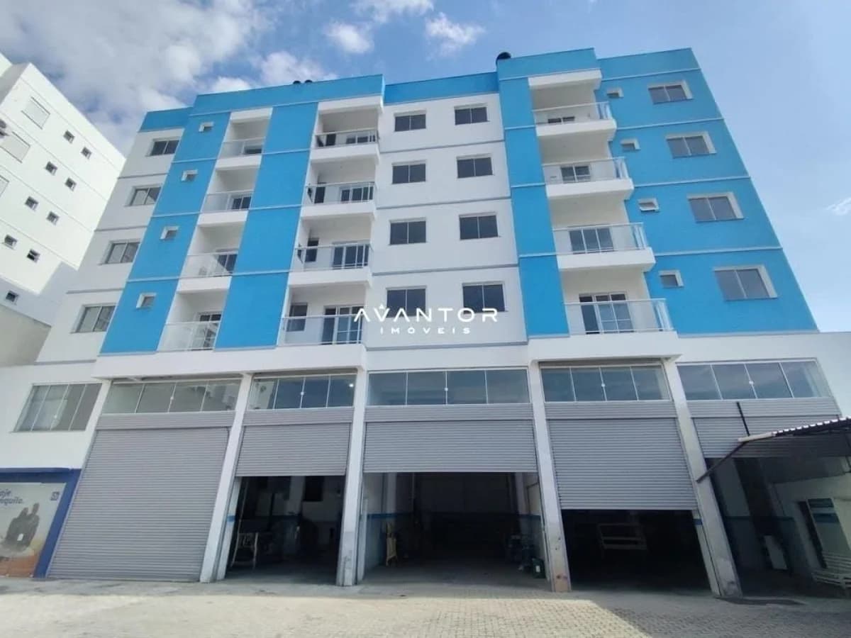 Fachada do prédio com garagens — Apartamento com 2 quartos para alugar no Residencial Vô Nelci, em Camobi, Santa Maria/RS