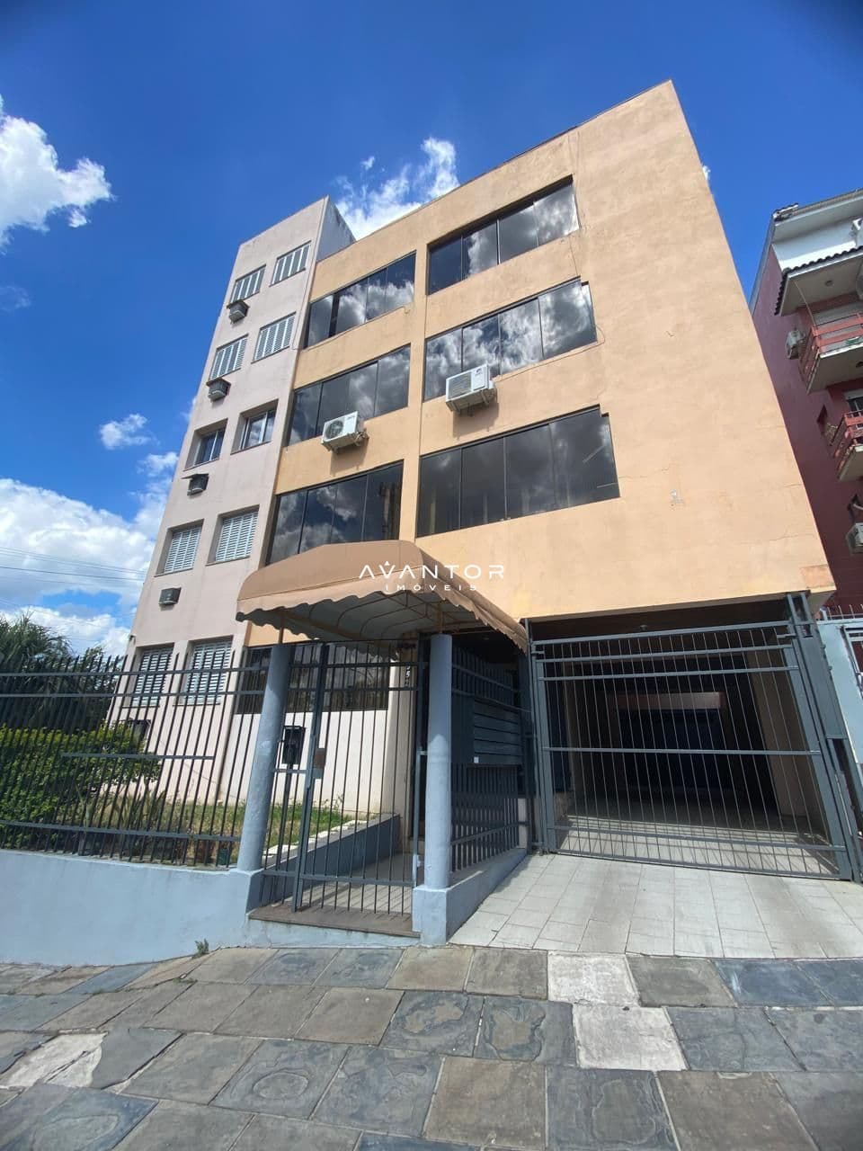 Fachada do prédio com garagem — Apartamento com 1 quarto à venda no Residencial Michelângelo, em Centro, Santa Maria/RS