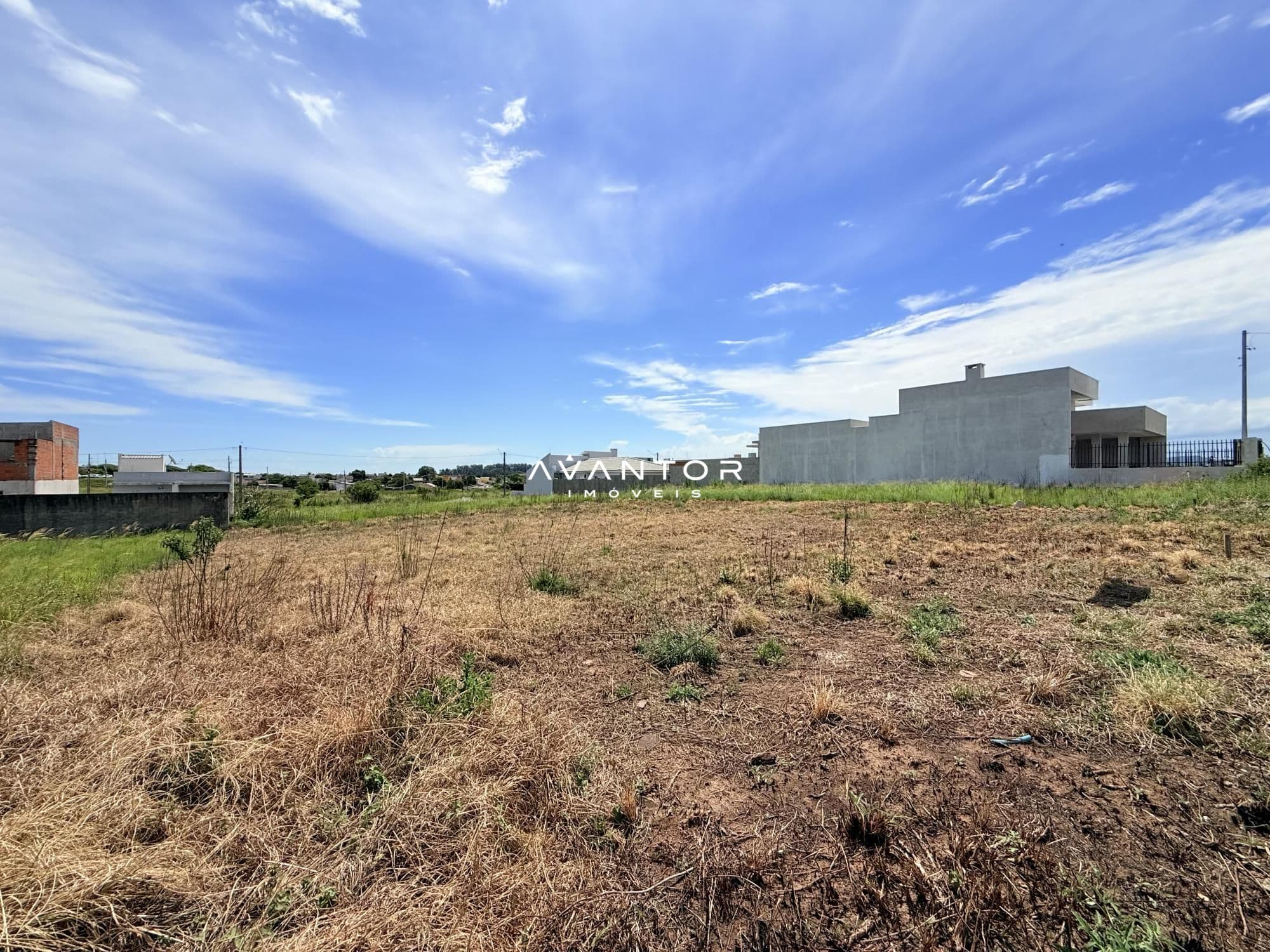 Terreno com construção em andamento — Terreno à venda em Pinheiro Machado, Santa Maria/RS