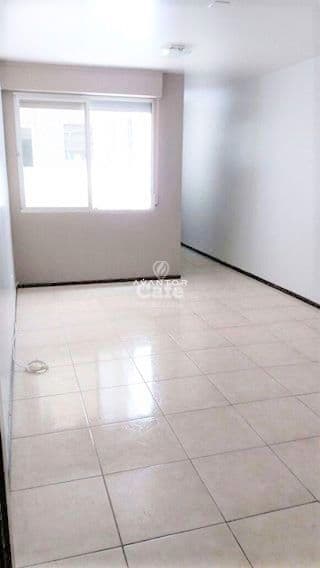 Sala com piso de cerâmica — Apartamento com 2 quartos à venda no Edificio Camilla, em Centro, Santa Maria/RS