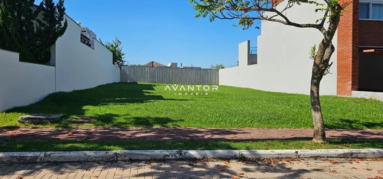 Pátio com gramado e cerca de madeira — Terreno à venda no Residencial Parque das Oliveiras, em Tomazetti, Santa Maria/RS