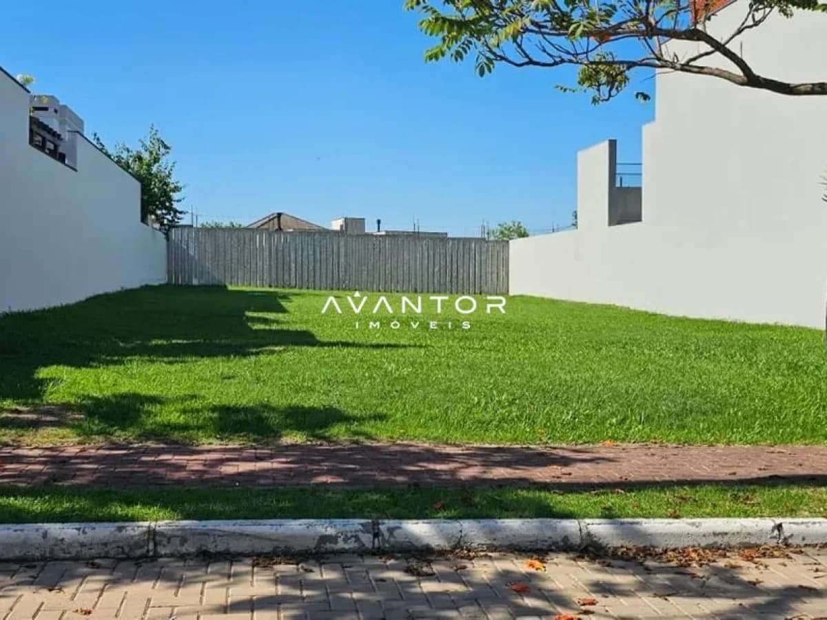 Pátio com gramado e cerca de madeira — Terreno à venda no Residencial Parque das Oliveiras, em Tomazetti, Santa Maria/RS