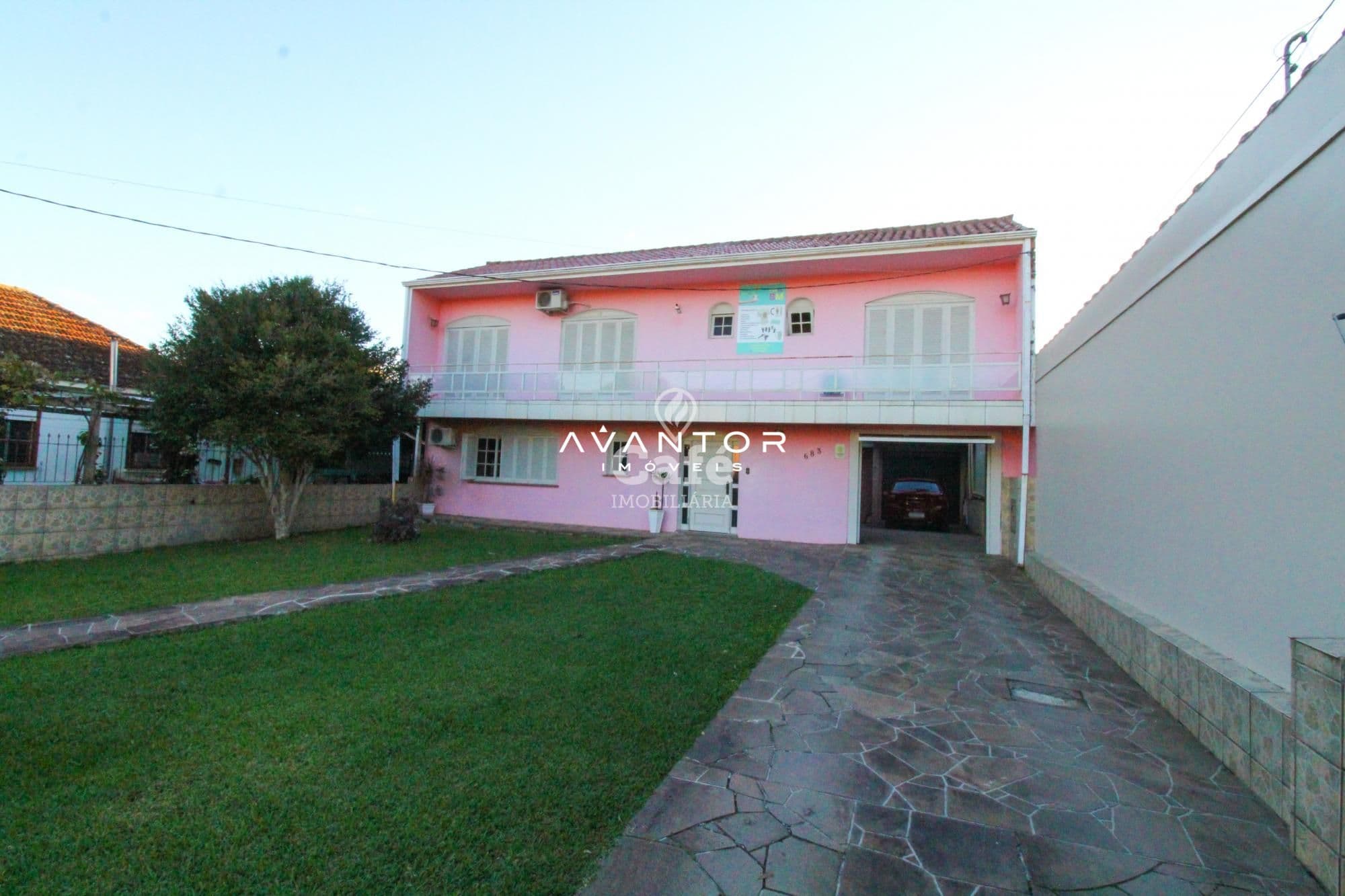 Fachada da casa com garagem — Casa com 4 quartos à venda em Camobi, Santa Maria/RS