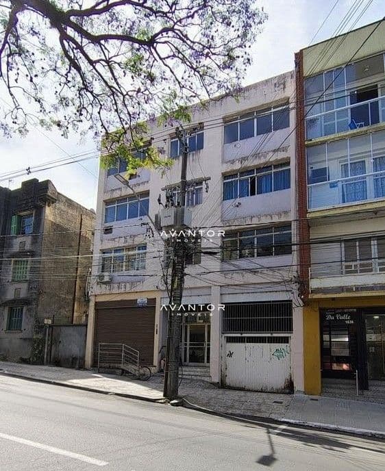 Fachada do prédio com janelas e garagens — Apartamento com 2 quartos à venda em Centro, Santa Maria/RS