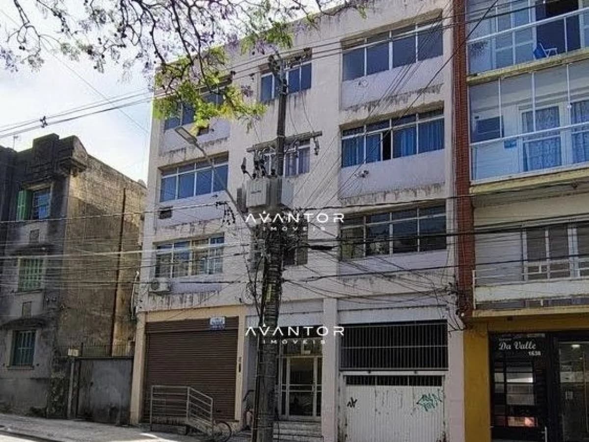 Fachada do prédio com janelas e garagens — Apartamento com 2 quartos à venda em Centro, Santa Maria/RS