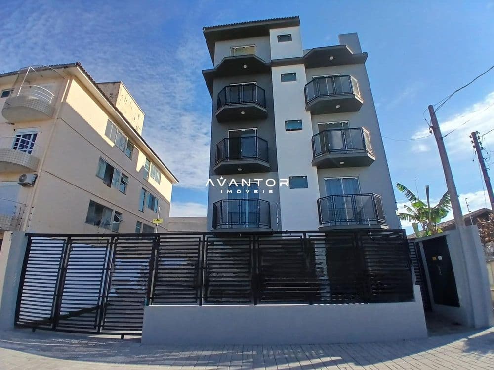 Fachada do prédio com sacadas — Apartamento com 2 quartos para alugar em São José, Santa Maria/RS