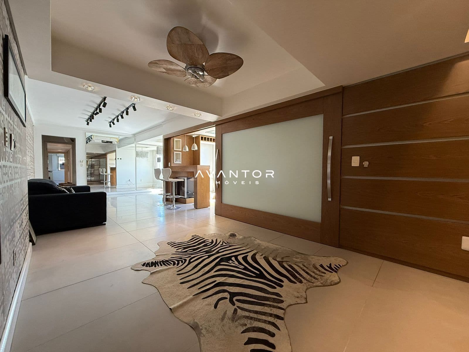 Hall de entrada com portas de madeira — Apartamento com 3 quartos à venda em Centro, Santa Maria/RS