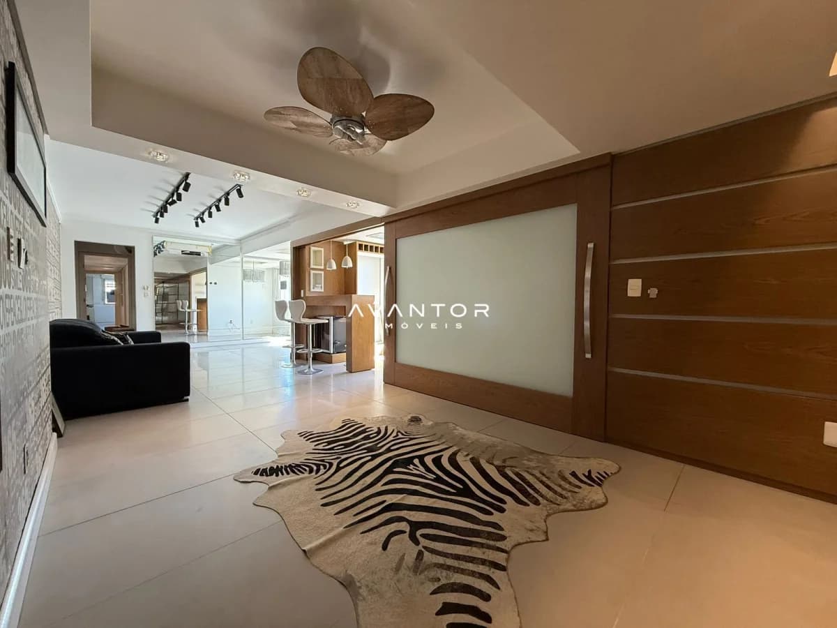 Hall de entrada com portas de madeira — Apartamento com 3 quartos à venda em Centro, Santa Maria/RS